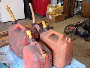 lot 421 image: Lot of (4) Plastic Gas Cans