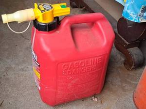 lot 425 image: 2.5-Gallon Plastic Gas Can with Gas
