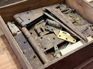 lot 447 image: Lot of  Hinges (in box)