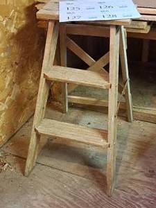 lot 458 image: 3 Wood Step Ladder