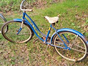 lot 127 image: Montgomery Ward Hawthorne Womens Single-speed Street Bicycle Blue