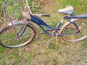lot 128 image: Huffy Womens Single-speed Street Bicycle