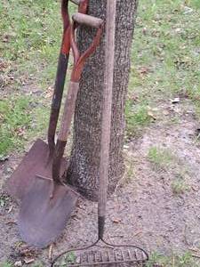 lot 474 image: Lot of (3) Lawn Tools - Spade, Flat Shovel, Bow Rake