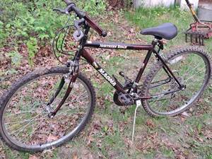 lot 481 image: Magna Northern Ridge 22 Mens 15-speed Mountain Bike 20 Maroon Frame