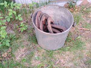 lot 484 image: Lot of (8) Horseshoes (in a metal pail)