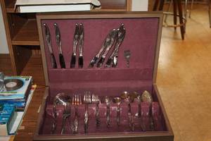 lot 509 image: Oneida Flatware Set with Wood Case