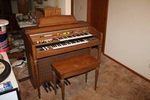 lot 511 image: Yamaha Electone Organ 305u-s with Bench and Sheet Music