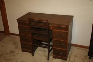 lot 512 image: Wood Office Desk with Office Chair