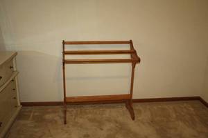 lot 516 image: 3-tier Wood Blanket Rack