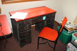 lot 521 image: 9-drawer Desk with Office Chair