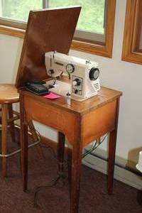 lot 523 image: Universal Sewing Machine with Sewing Machine Table
