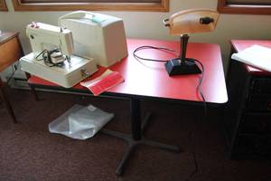 lot 522 image: Table