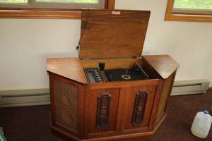 lot 529 image: Coronado Solid State Stereophonic High Fidelity Cabinet Record Player  Radio