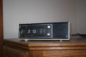 lot 535 image: Vintage Panasonic Alarm Clock Radio