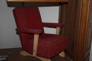 lot 536 image: Childrens Doll Chair