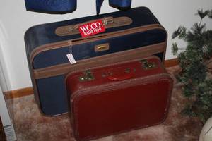 lot 567 image: Lot of (2) Vintage Luggage