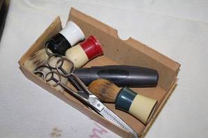 lot 577 image: Vintage Shaving Accessories