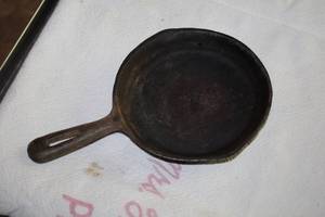 lot 585 image: 6 Cast Iron Skillet