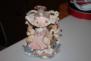 lot 893 image: Music BoxStatue