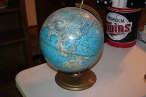 lot 895 image: Table Globe