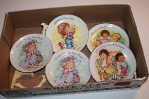lot 900 image: Lot of (5) Avon Love Comes in All Sizes 1984 Mothers Day Plate and four more from the collection Collectible Plates