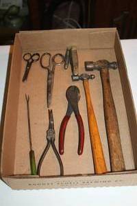 lot 909 image: Lot of (9) Hand Tools (in a flat) - Ball Peen Hammers, Wire Cutters, Bent Nose Pliers, Pocket knives and Scissors