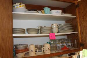 lot 912 image: Housewares - Plates, Cups, Saucers, Bowls