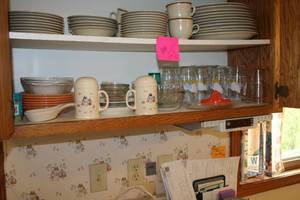 lot 913 image: Housewares - Glasses, Plates, Saucers, Bowls, Mugs, Servingware