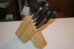 lot 916 image: Knife Block and Knife Set