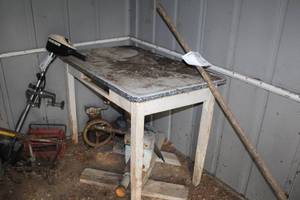 lot 919 image: Table