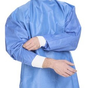 MSRP $5600  43 Cases (20cs) Cardinal Health AAMI Level 3 Non-Reinforced Surgical Gown 9545 X-Large -&nbspEach gown is individually packed in a polypropylene bag with a hand towel - Expiration 924