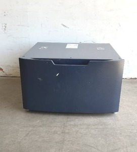 lot 30 image: GE Laundry Appliance Pedestal in Blue