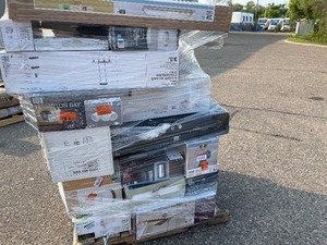 lot 143 image: Wholsale Pallet of Installed or Incomplete Lighting