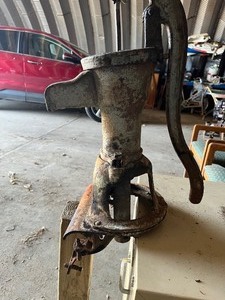 lot 25 image: Vintage Water Pump Head