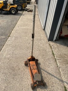 lot 17 image: Floor Jack