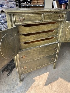 lot 16 image: Dresser