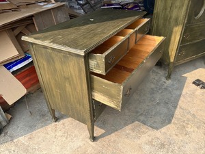 lot 15 image: 3 Drawer Dresser