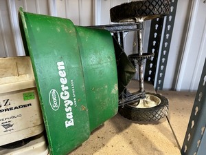 lot 64 image: fertilizer spreader