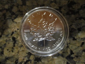 2013 Canadian Mint 1oz Silver Maple Leaf in protective, removable, capsule
