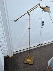 lot 3 image: Vintage Metal Floor Lamp