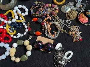 lot 35 image: Assorted Womens Jewelry