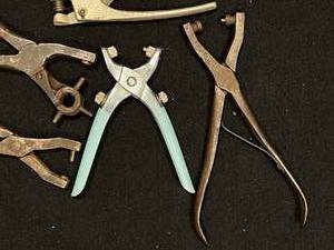 lot 77 image: Vintage Revolving and Spring Punches for Leather Making - Lot 3