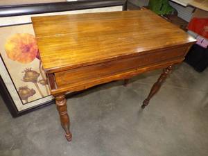 lot 21 image: Vintage Desk Table