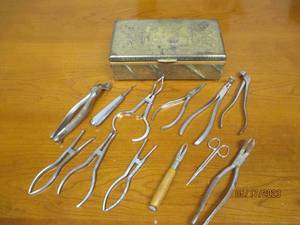 lot 15 image: Vintage box filled with vintage ort...