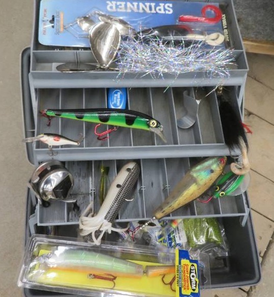 PLANO TACKLE BOX FILLED WITH MUSKY LURES, LEFTY'S ONLINE AUCTION 011  BERGMAN ESTATE CONT.