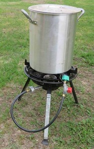 lot 16 image: LIKE NEW  NEW PROPANE TURKEY FRYER