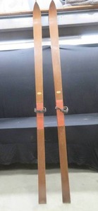 lot 20 image: ANTIQUE RARE WOODEN RECORD C.A.LUND SKIS.