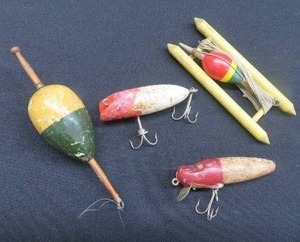 lot 30 image: VINTAGE  ANTIQUE WOODEN LURES