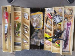 lot 46 image: OLD PAL TACKLE BOX FILLED WITH TACKLE