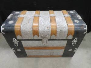 lot 60 image: VINTAGE  ANTIQUE TRUNK